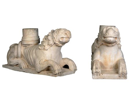 Paar Portallöwen im romanischen Stil